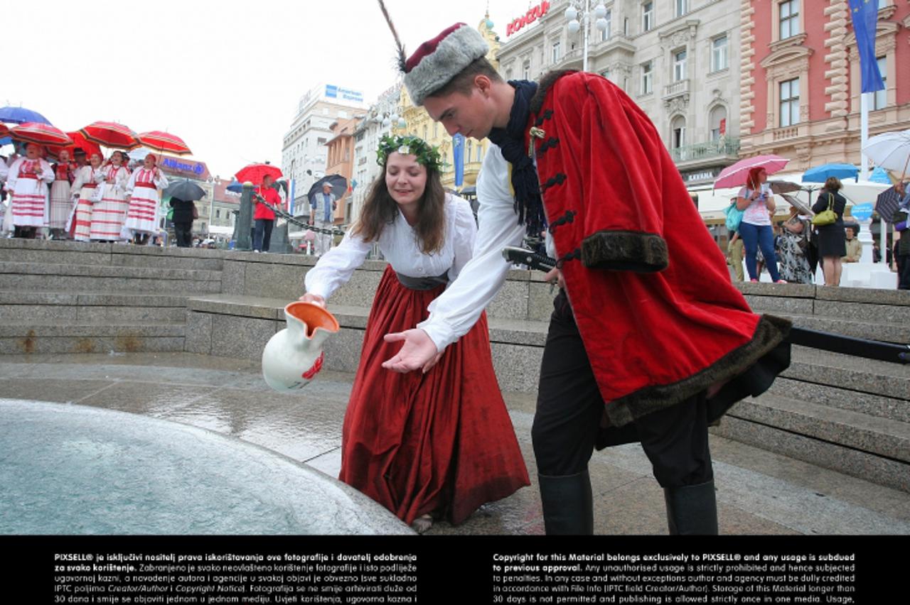 '07.07.2013., Zagreb - Povodom obiljezavanja 135 godina vodovoda u Zagrebu, na glavnom gradskom trgu rekreirana je legenda o Mandi i banu Josipu Jelacicu. Mandusevac je prvi put svecano otvoren vodosk