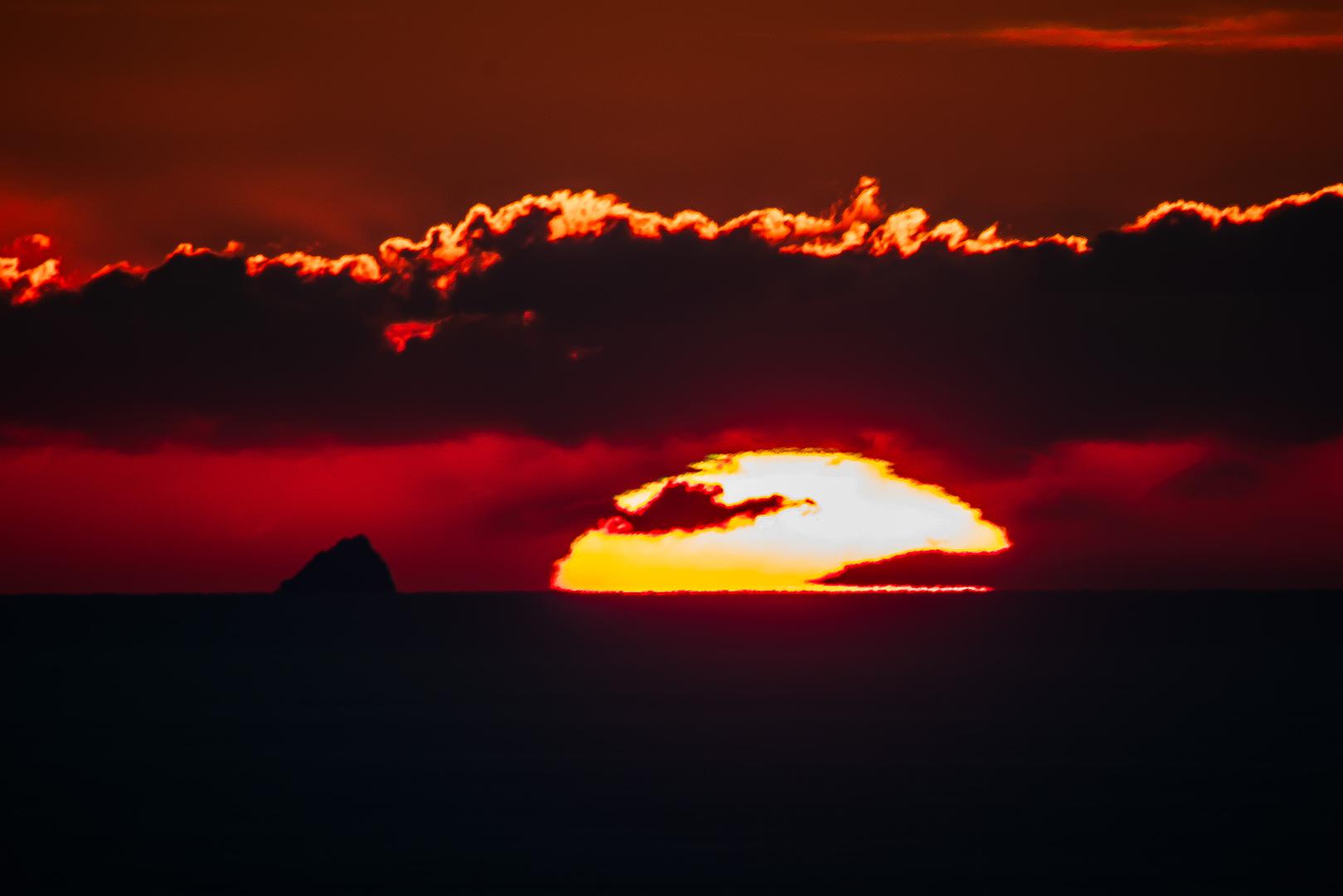 Prekrasan zalazak sunca iznad otočića Jabuke snimile su kamere Pixsella ove nedjelje.