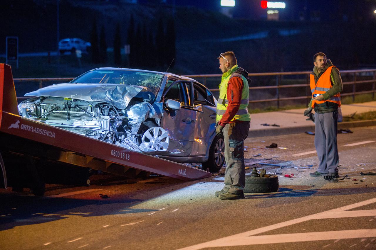 Uništen automobil