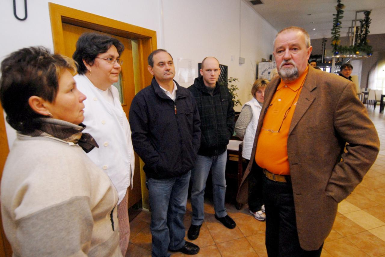 '02.12.2010. Aquacity, Varazdin, Sindikalni predstavnik Franjo Veble radnika Aquacity poziva vlasnike da isplate place radnicima Photo: Marko Jurinec/PIXSELL'