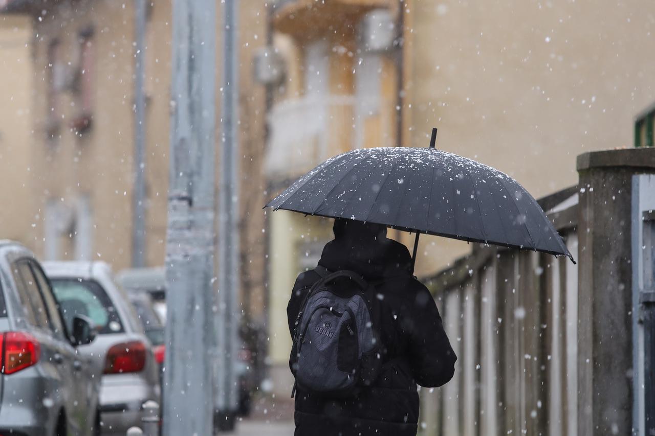 Zagreb: Snijeg u jutarnjim satima lagano zabijelio grad
