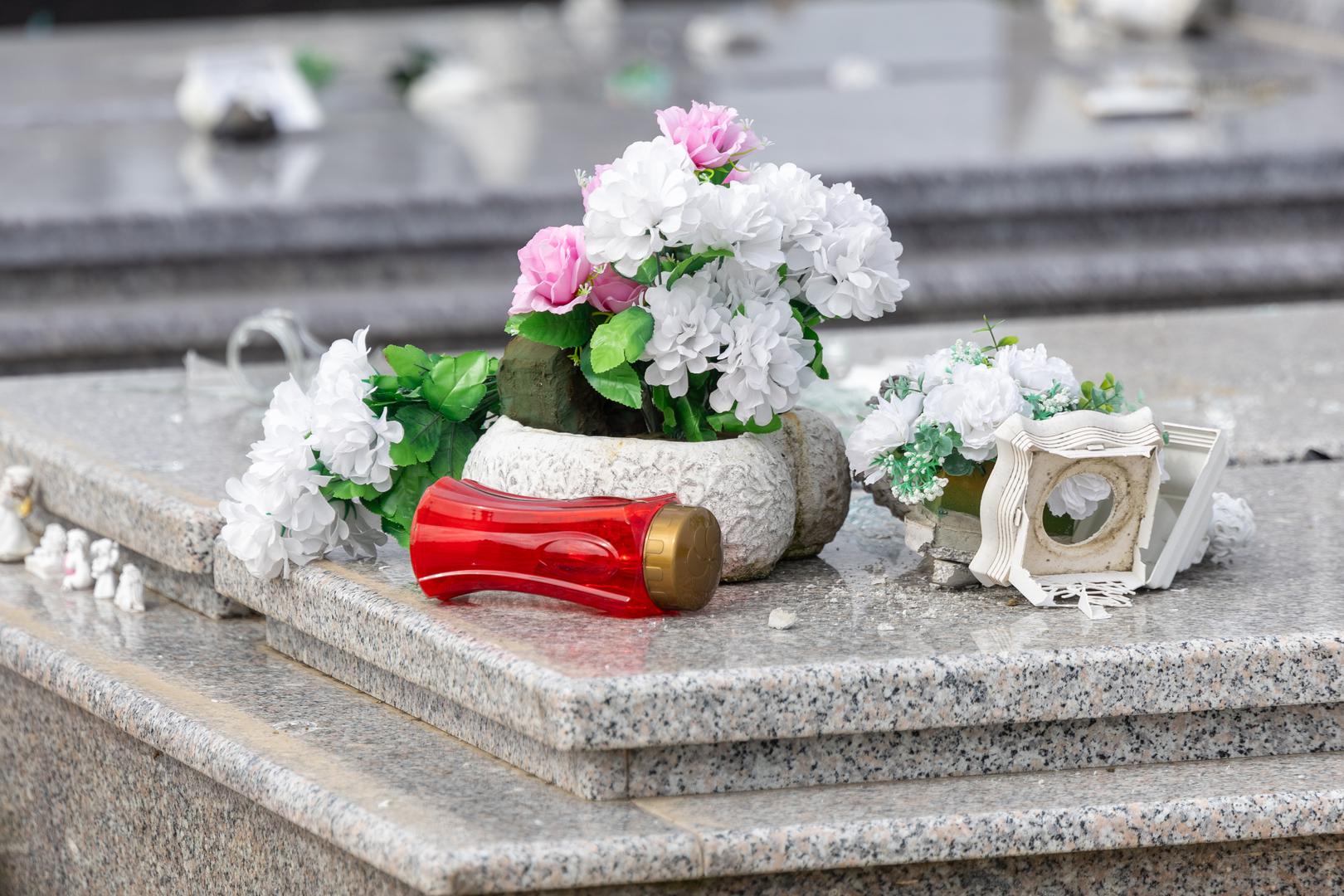 13.03.2024. Erdut - Vandali unistili 30tak grobova na katolickom groblju Photo: Borna jaksic/PIXSELL