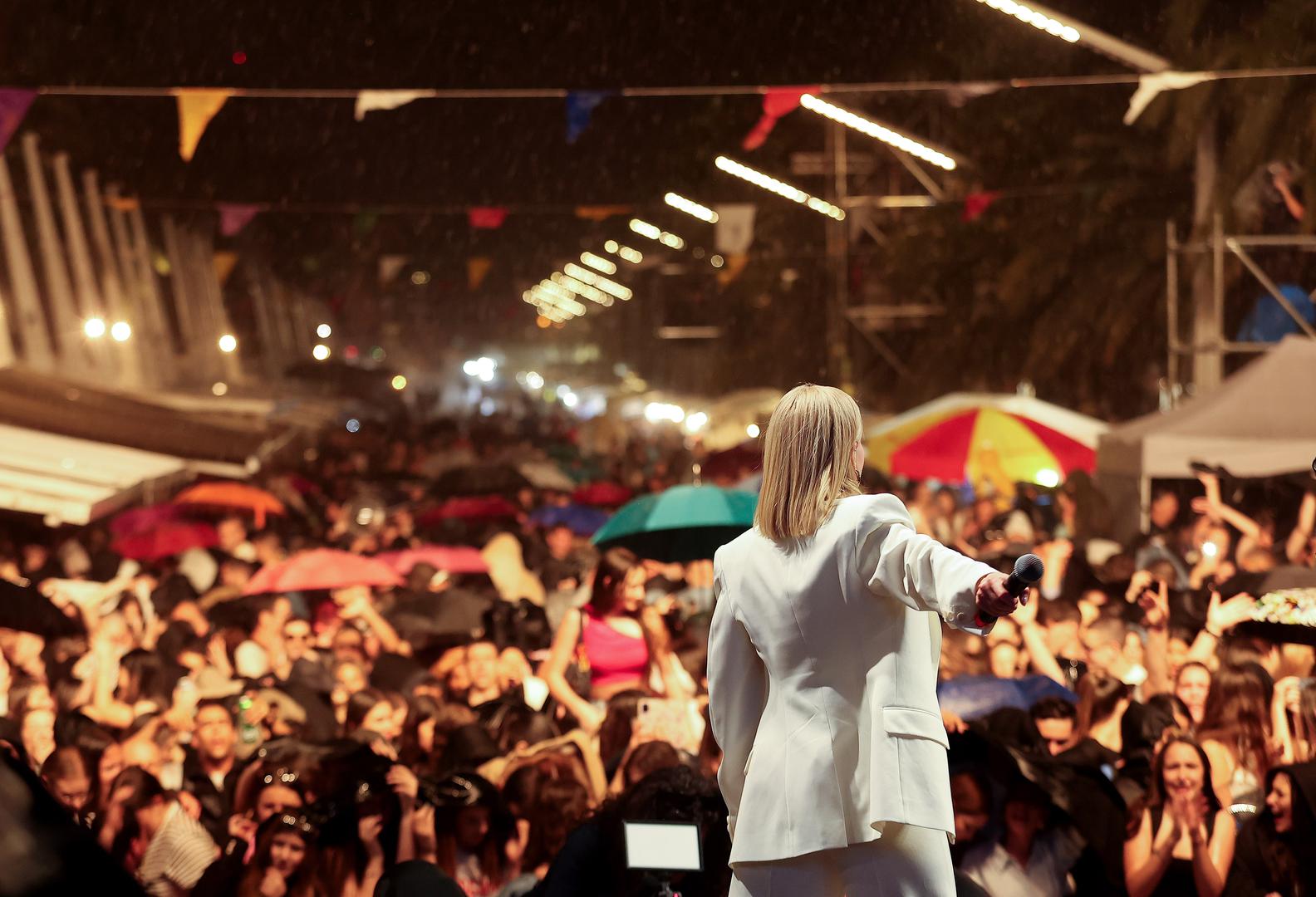 Iako se oko 21:30 nad Splitom spustila obilna kiša, brojni obožavatelji nisu posustali. 