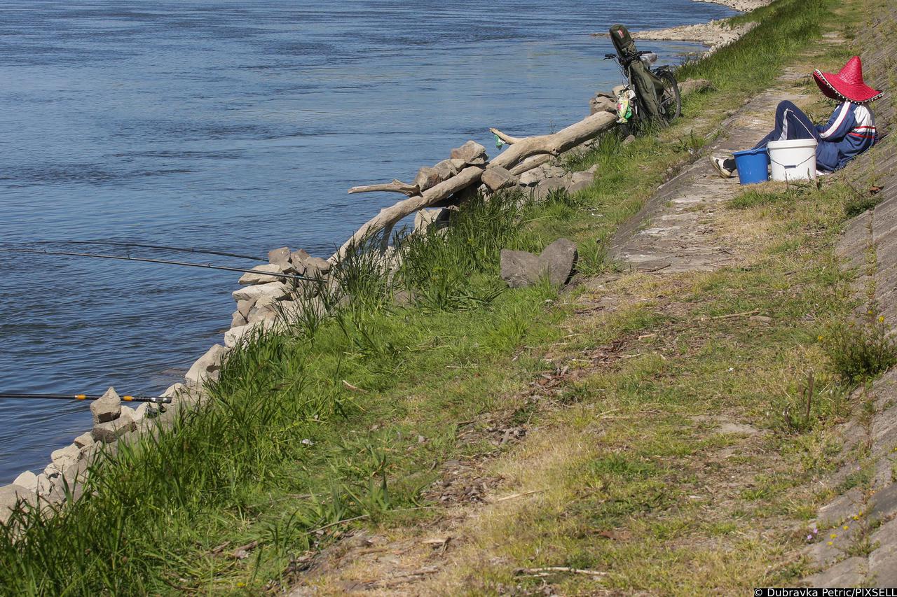 Osijek: Ribiči izašli na rijeku Dravu nakon što je dopušten rekreativni ribolov