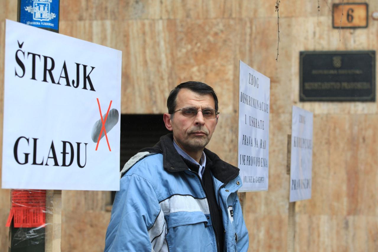 '01.03.2011.Deznamov prolaz,Zagreb -  Zoran Galic iz Siska poceo je danas strajk gladju ispored Ministarstva pravosudja. Povod za strajk je slucaj privatizacije poduzeca vatrostalna'