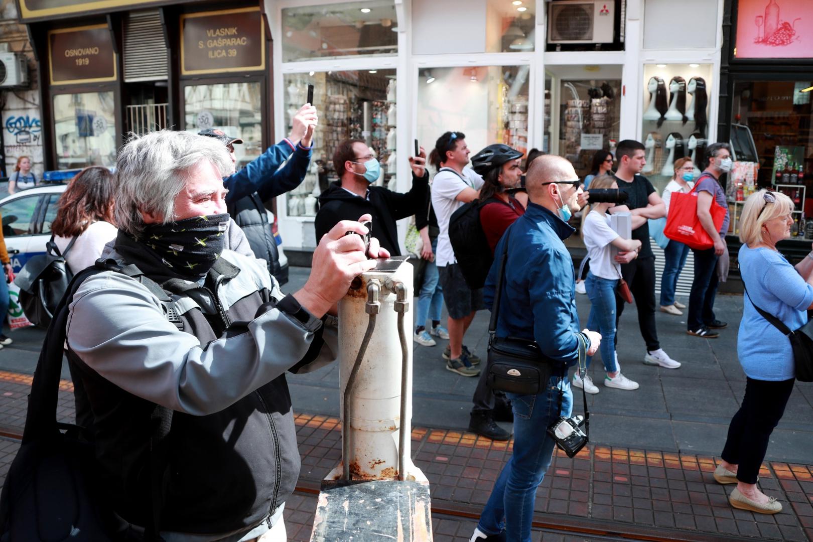 Na cesti se tom prilikom okupio veliki broj znatiželjnika koje je u jednom trenutku upozorila i policija zbog nepridržavanja propisanih mjera socijalnog distanciranja.