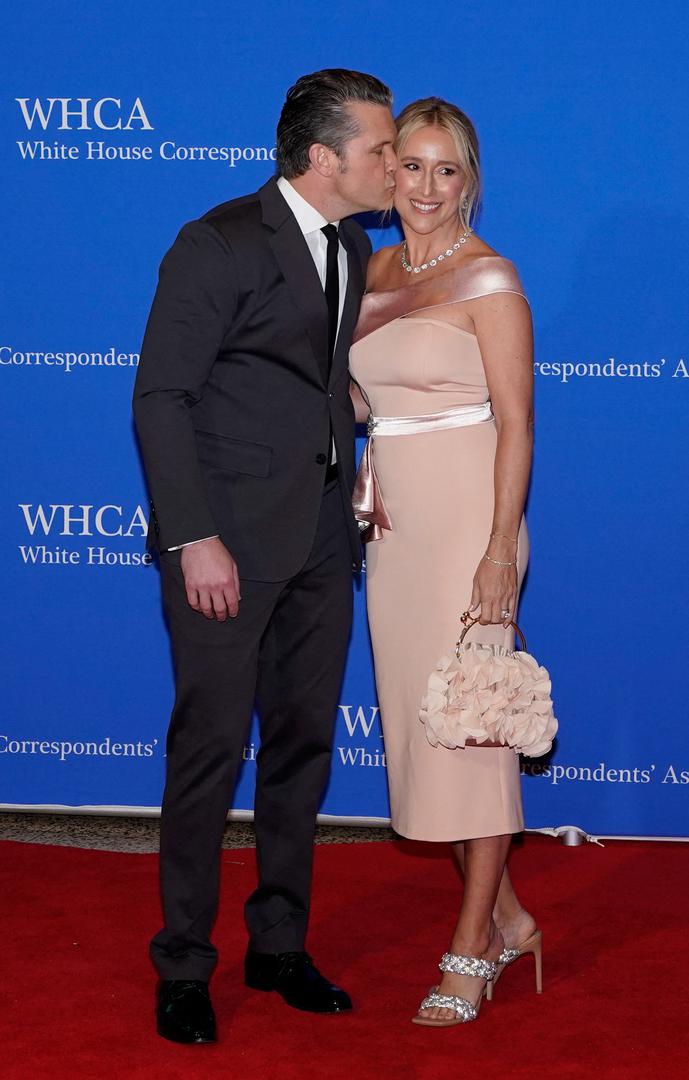 Rauchet je pozirala fotografima sa svojim suprugom, a vrlo brzo nakon što su fotografije izašle u javnost, javila se kreatorica sadržaja na društvenim mrežama Ella Devi, koja tvrdi da je Jennifer došla na ovu večeru u haljini s Temua.  