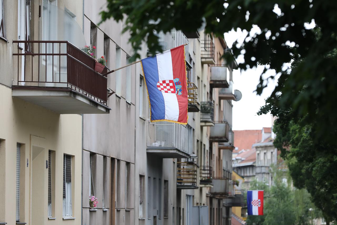 Na današnji dan 1990. službeno je usvojena zastava Republike Hrvatske