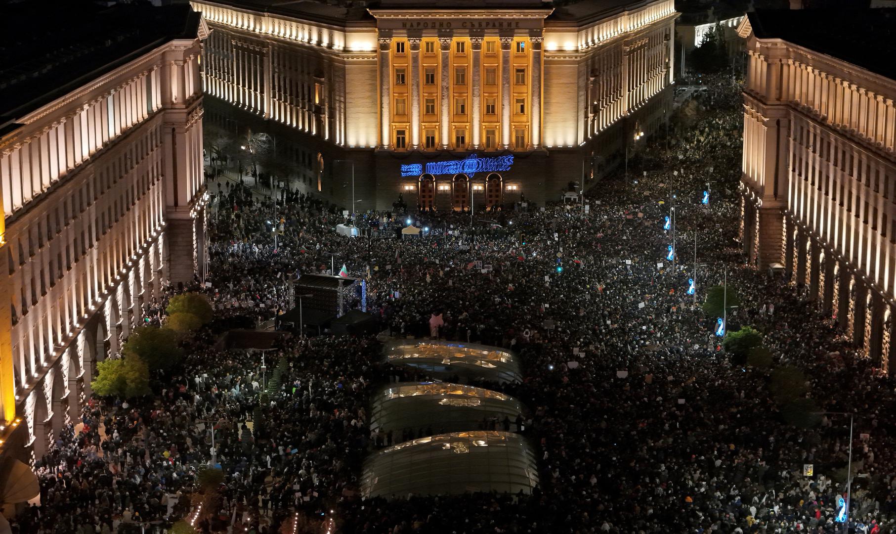 Dio prosvjednika u bugarskoj se prijestolnici sukobio s policijom koja je štitila urede vladajućih stranaka, napadajući snage sigurnosti kamenjem, bocama i pirotehničkim sredstvima. 

