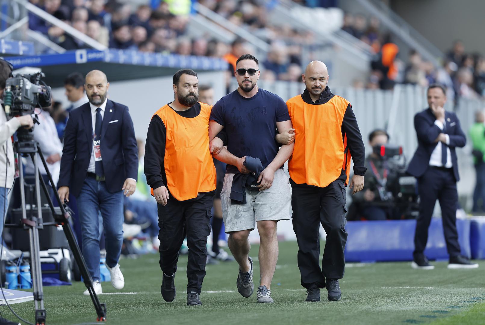 Najviše je pažnje iz navijačke perspektive plijenio trenutak u 26. minuti susreta, kada je jedan vidno alkoholizirani navijač Dinama utrčao na teren kod tribine Bad Blue Boysa, polagano pretrčao cijeli teren, došao ispred Armade te im pokazao međunožje i srednji prst. 