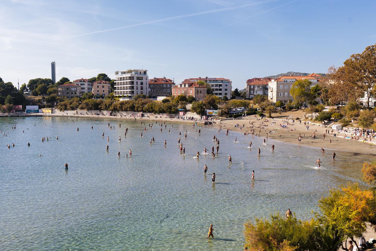 Splićani iskoristili iznadprosječno toplo vrijeme za kupanje na Bačvicama
