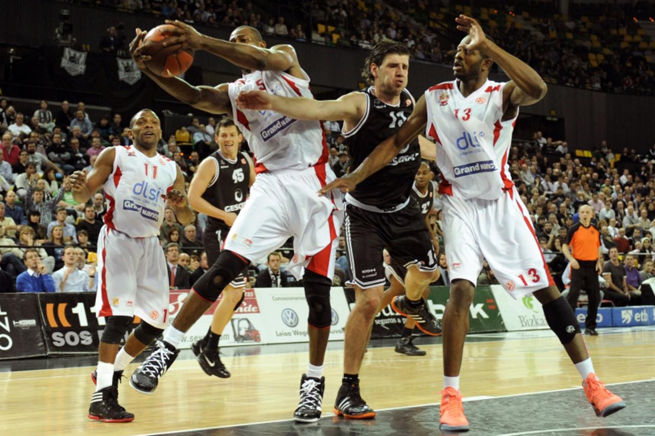 'Gescrap BB\'s Croatian forward  Marko Banic (C) vies with Sluc Nancy\'s forward Victor Samnick (R) and teammate Nigerian center Akin Akingbala (L) during the Euroleague basketball match Gescrap BB vs