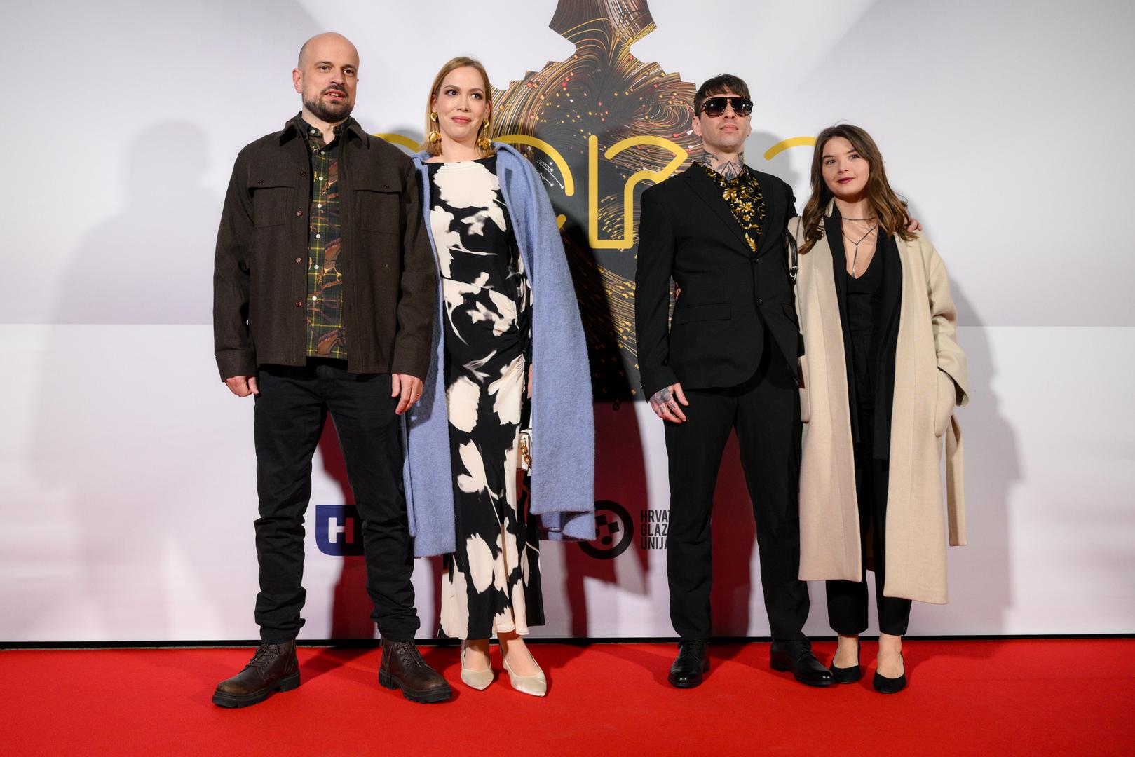 Na 31. Porinu, najvažnijoj domaćoj glazbenoj nagradi Damir Martinović i Zoran Prodanović dobili su Porin za pjesmu godine - "Mama ŠČ". Vojko V dobio je Porina za album godine - "Dvojko".

