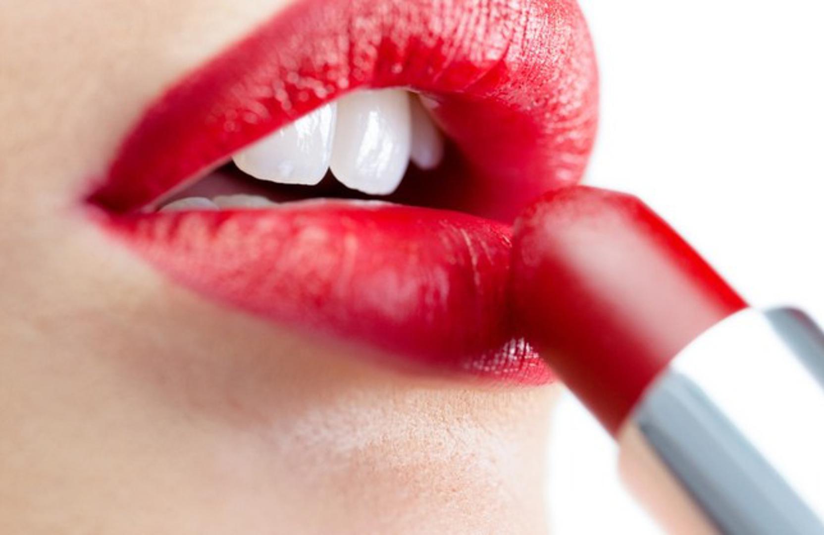 3. Frizura/šminka - Višesatno šminkanje i pravljenje frizure posve je nepotrebno. Nema ništa loše u urednoj, ali jednostavnoj frizuri i samo malo korektora da sakrije onaj neželjeni prištić.
