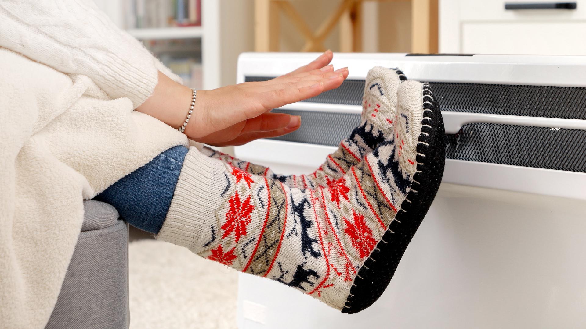 Nakon što ste riješili prozore, vrijeme je da obratite pažnju na vrata i ostale otvore. Hladan zrak se često provlači ispod ulaznih ili balkonskih vrata, potkopavajući sav trud vaših radijatora. Ovdje pomažu takozvane "zmije za vrata", odnosno duguljasti jastuci punjeni tkaninom koje postavite uz dno vrata. Možete ih kupiti, ali i vrlo lako napraviti sami od starih čarapa, zarolane deke ili ručnika. 