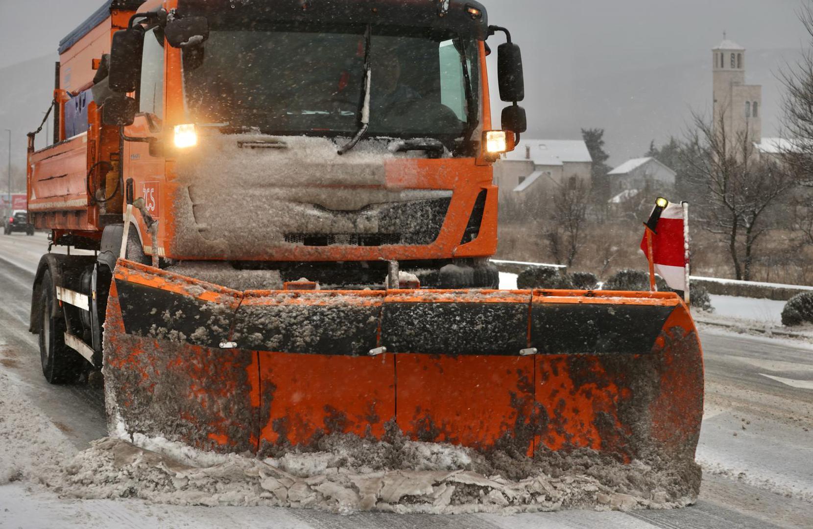 09.01.2025.,Dicmo-Snjezni uvjeti na prometnicama u zaledju Splita. Zimske sluzbe od ranog jutra brinu se za prohodnost cesta. Photo: Ivo Cagalj/PIXSELL