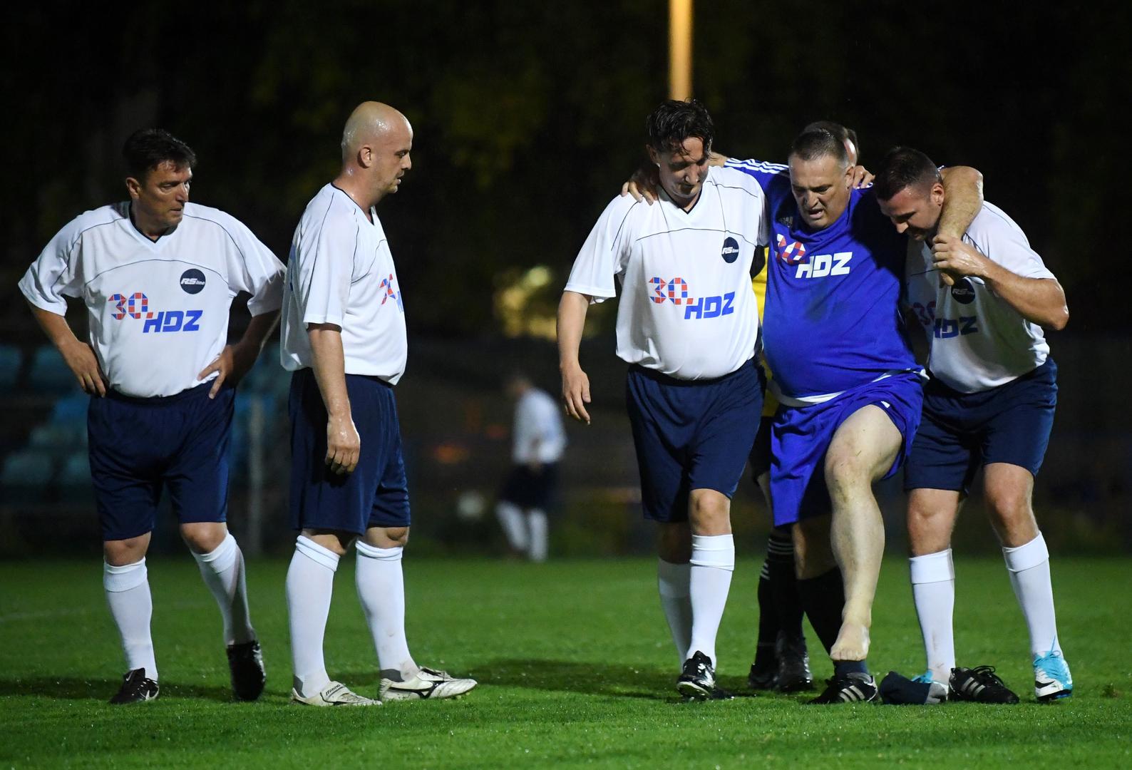 Na terenima NK Jarun odigrana je tradicionalna utakmica momčadi HDZ-a i zvijezda.