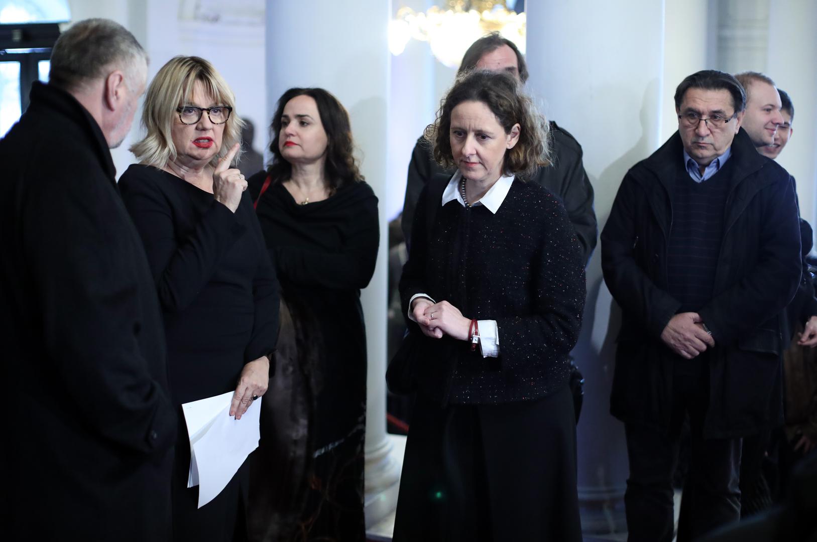 "Mislim da dijelim osjećaje svih nas koji smo danas ovdje, da u ovakvim trenucima ponestaje smislenih riječi kojima bismo izrazili tugu zbog gubitka, i prisjetili se svega onoga što su takvi velikani ostavili hrvatskom teatru", rekla je ministrica kulture.