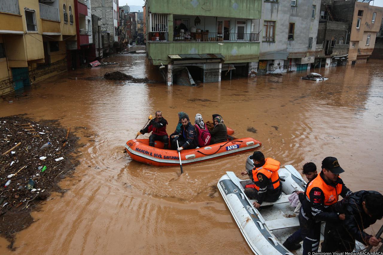 Heavy Rain Threatens Earthquake Victims - Turkey