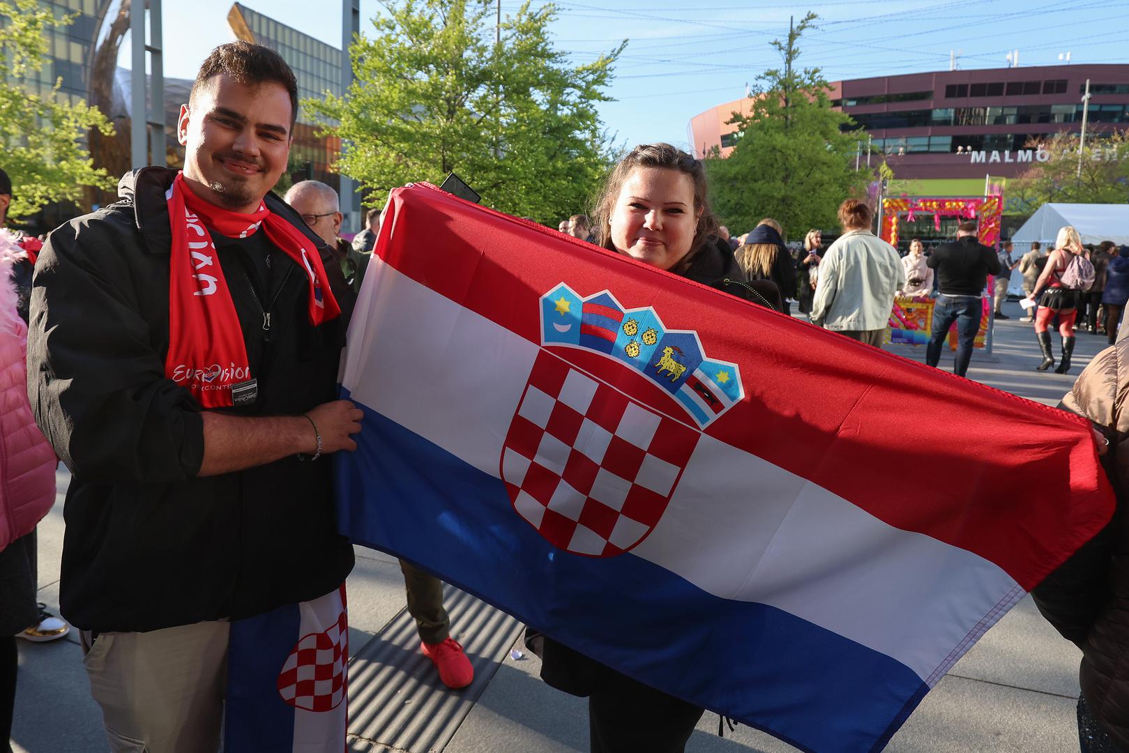  Sa zastavama su stigli bodriti Marka Purišića koji odlično stoji na eurovizijskim kladionicama. 