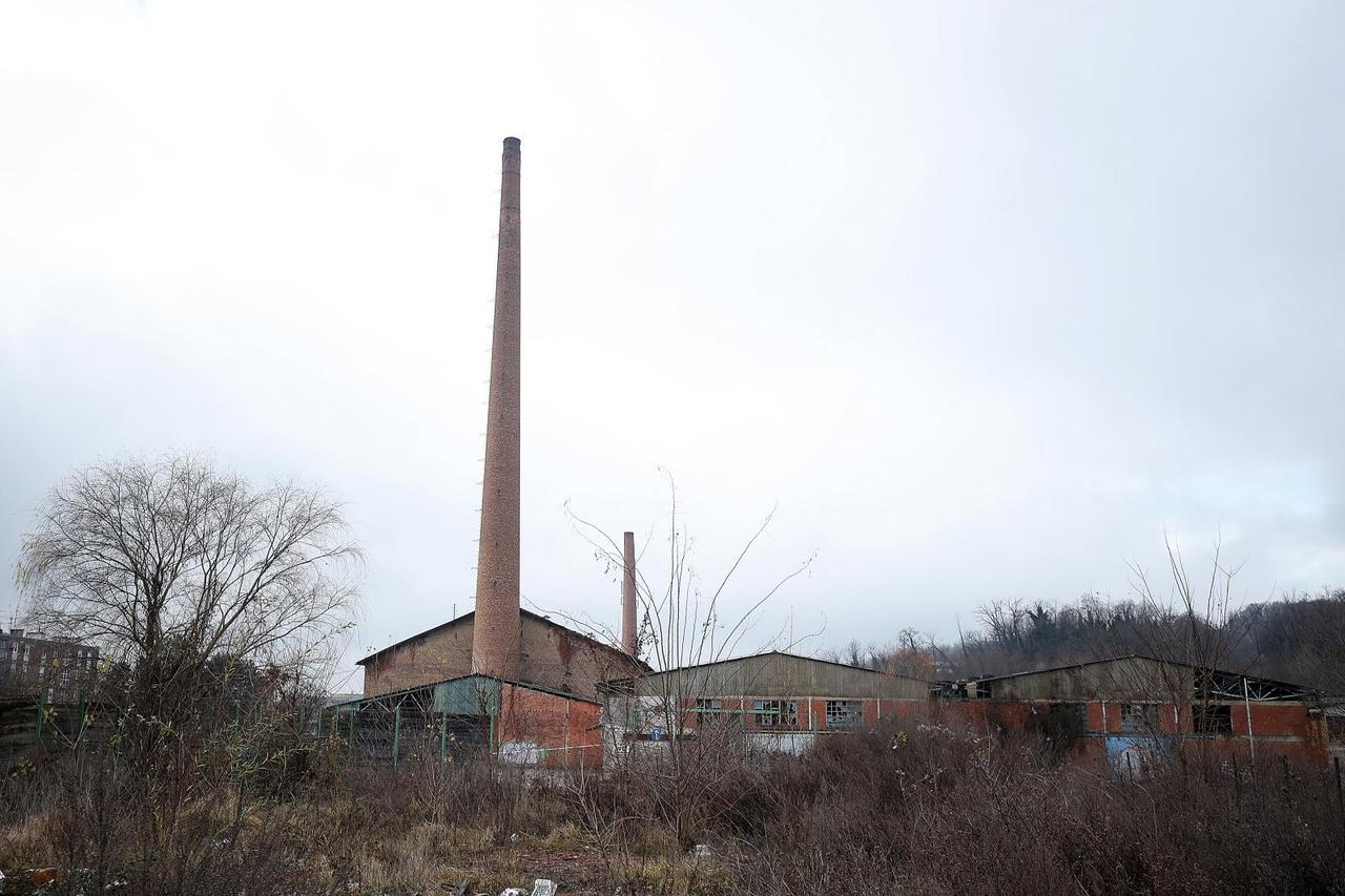 Dimnjaci ciglane na Črnomercu vidno su oštećeni uslijed potresa, područje osigurava policija