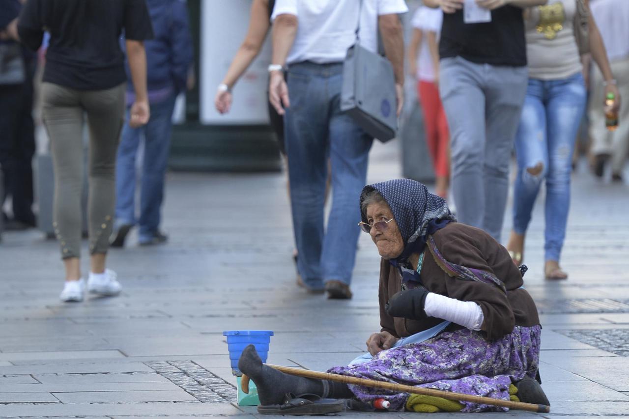 Beograd: Velik broj beskućnika pored brojnih dućana u ulici Kneza Miloša