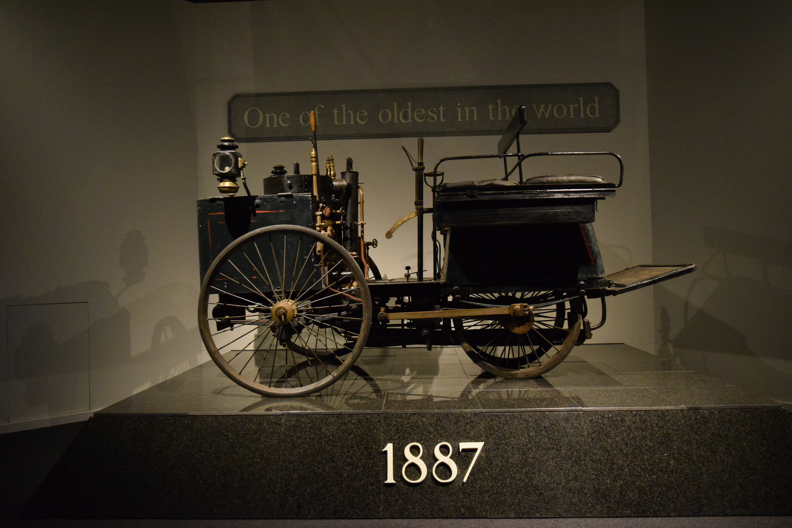 De Dion Bouton iz 1887. godine najstariji je automobil u Louwmanovu muzeju (Benz je replika), ali i jedan od najstarijih “preživjelih” automobila na svijetu