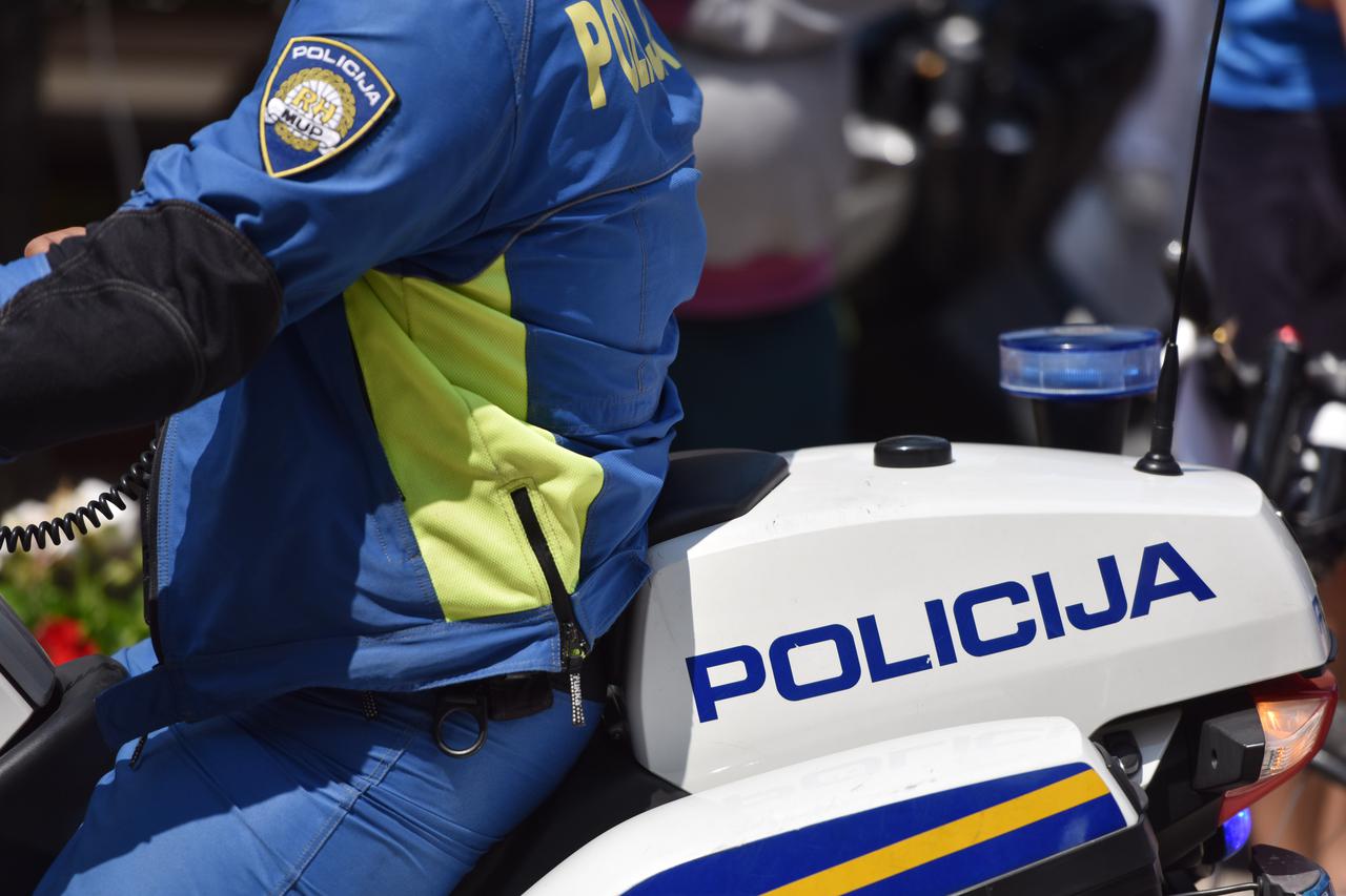 Oznake na službenim vozilima policije