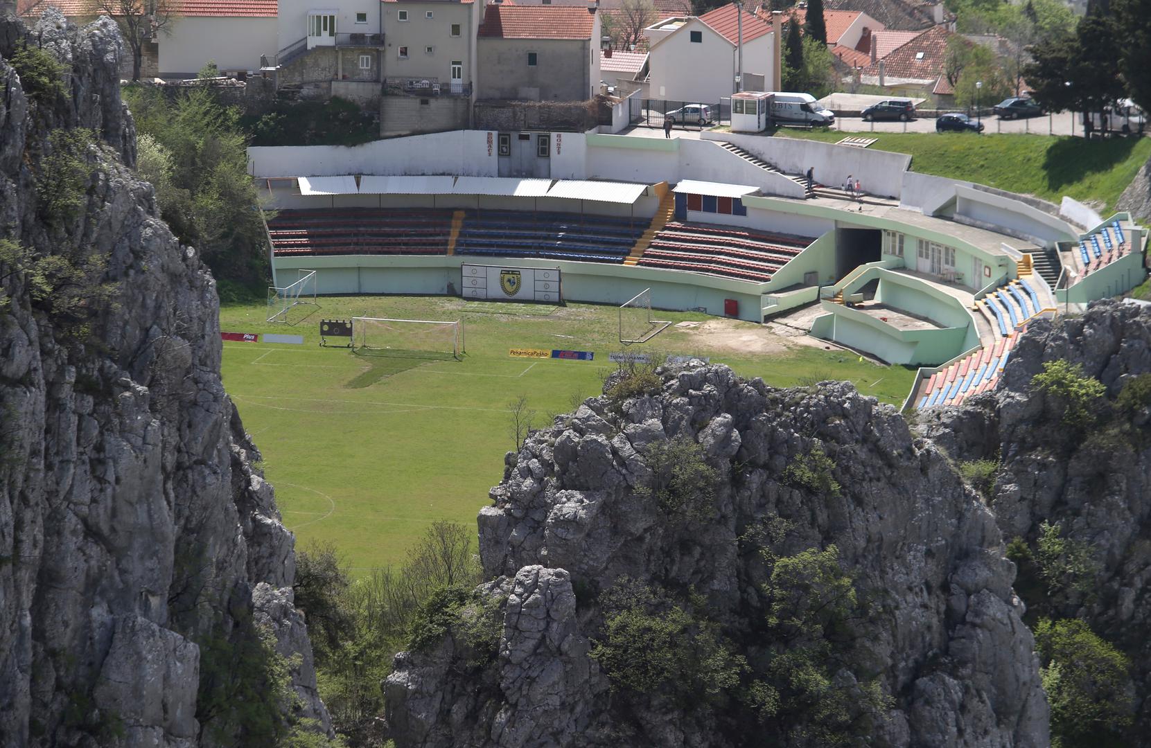 Svjetski mediji već su više puta pisali o nogometnom stadionu Gospin dolac i divili se neobičnom stadionu NK Imotskog. Ovoga je puta to učinila stranica The Sweeper koju na X-u prati više od 50 tisuća ljudi.