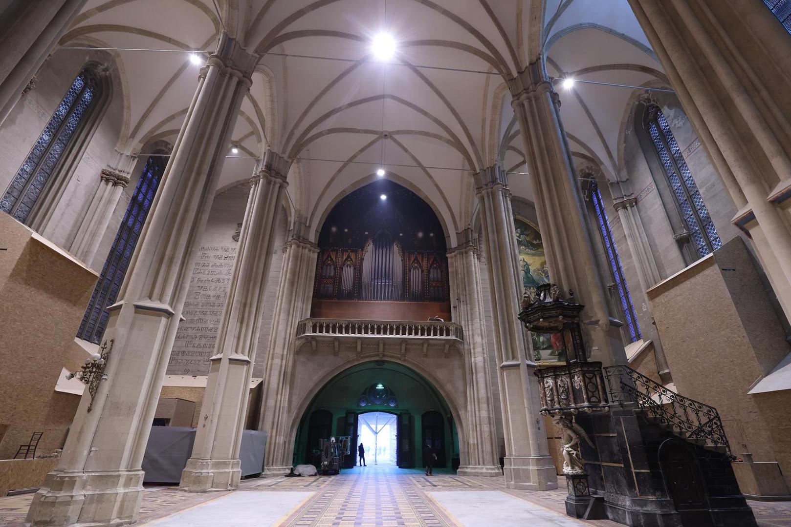 Autor koncepta konstrukcijske obnove zagrebačke katedrale Damir Lazarević izjavio je u utorak da je katedrala, koja je teško oštećena u potresu 2020. godine, sada sigurna za prihvat vjernika te nema zapreke da se i polnoćka ove godine služi u tom prostoru. 