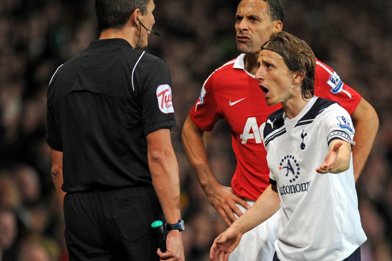 'Manchester United\'s English defender Rio Ferdinand (2nd R) and Tottenham Hotspurs\' Croatian midfielder Luka Modric (R) consult the assistant referee about Manchester United\'s second goal during th