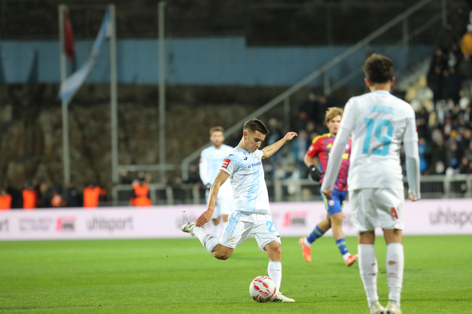 Bijeli nikada prije u domaćem prvenstvu nisu izgubili s pet pogodaka prednosti, iako jednom jesu primili pet pogodaka.
