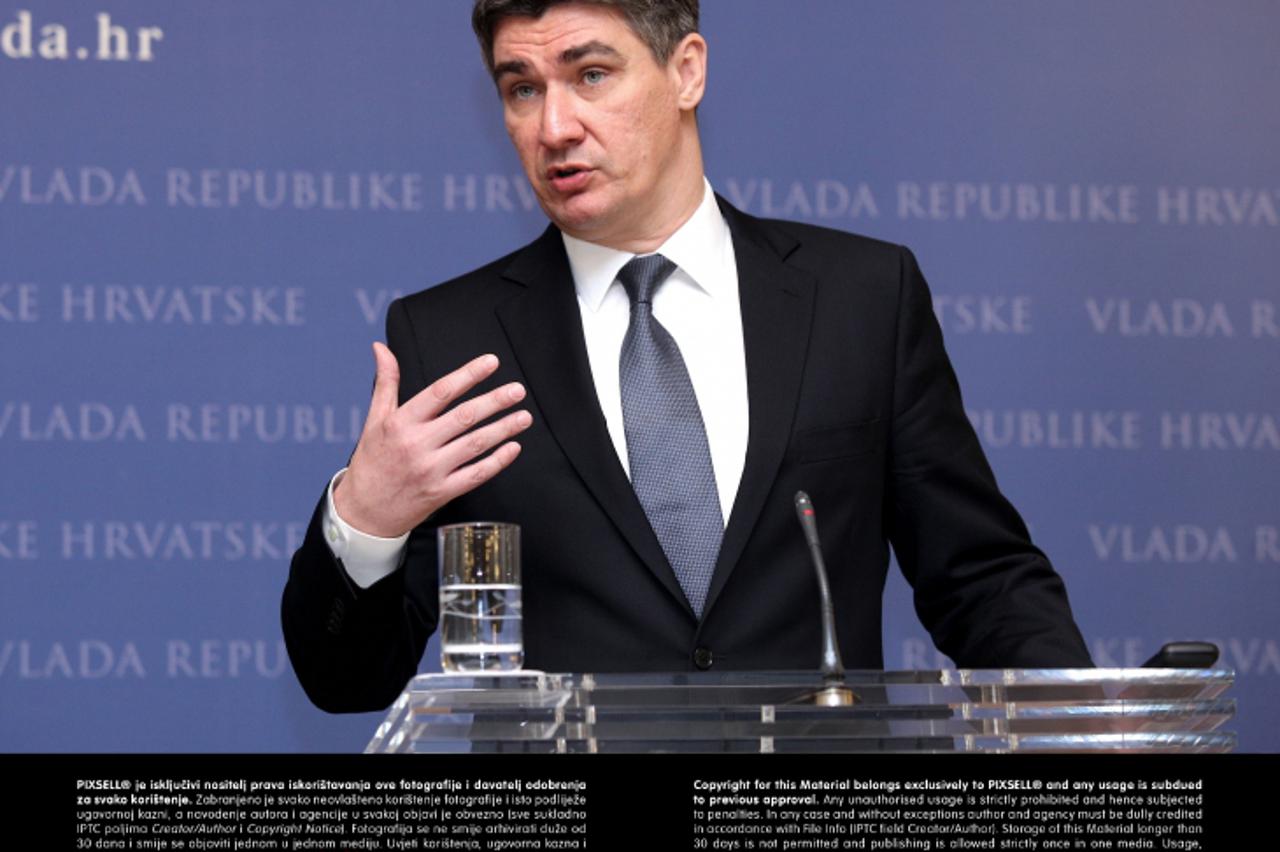 '26.03.2013., Zagreb - Povjerenik za prosirenje i europsku politiku  EK Stefan Fule prestavio je na izvanrednoj sjednici Vlade RH izvjesce o monitoringu. Povjerenik Fule i premijer Milanovic dali su i