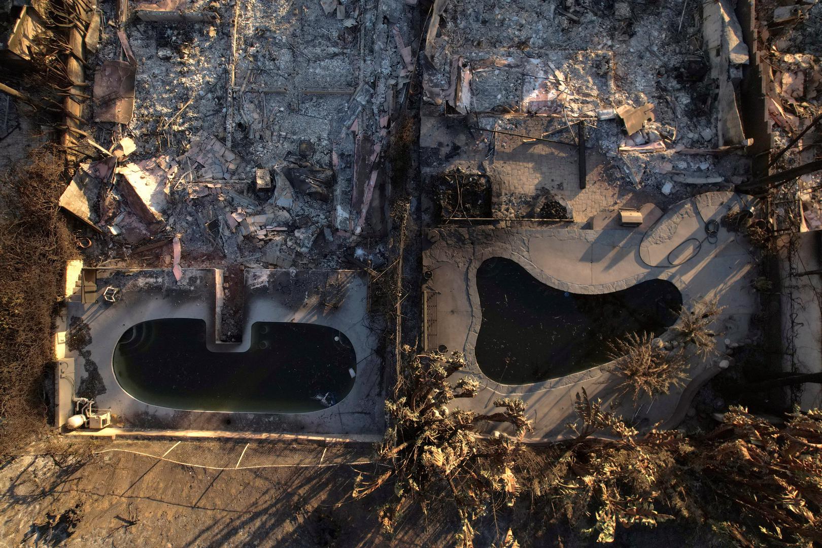 Požar Palisades, koji je zahvatio veliko područje na zapadnom rubu Los Angelesa, također se gotovo uopće nije proširio posljednjih dana. No, po prvim procjenama, na području je uništeno ili oštećeno više od 12.000 zgrada.