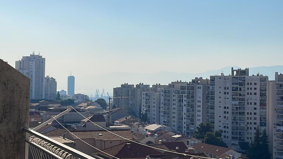 Dim od požara kod Šibenika vidi se i u Splitu