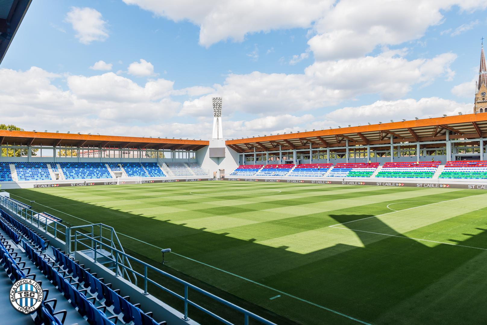 Zahtjev UEFA-e stadiona za EL za segment kapaciteta iznosi 8000 gledatelja, ali kad je nogometni klub TSC Bačka Topola prije dvije godine igrao Europa ligu, u grupnoj fazi na TSC Areni igrao je protiv West Hama, Freiburga i Olympiacosa.