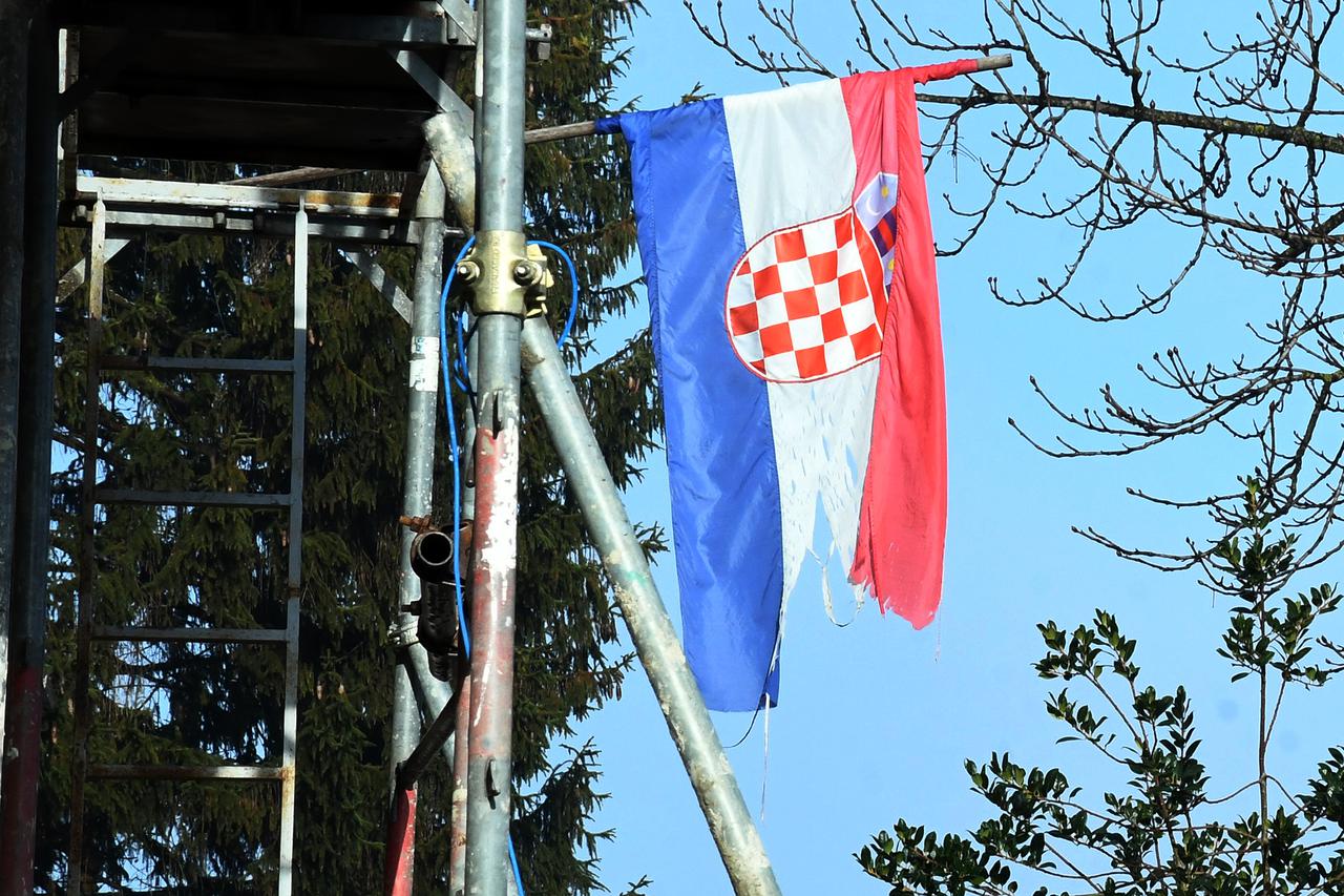 Sisak: Uništena zastava na pročelju objekta stradalog u potresu
