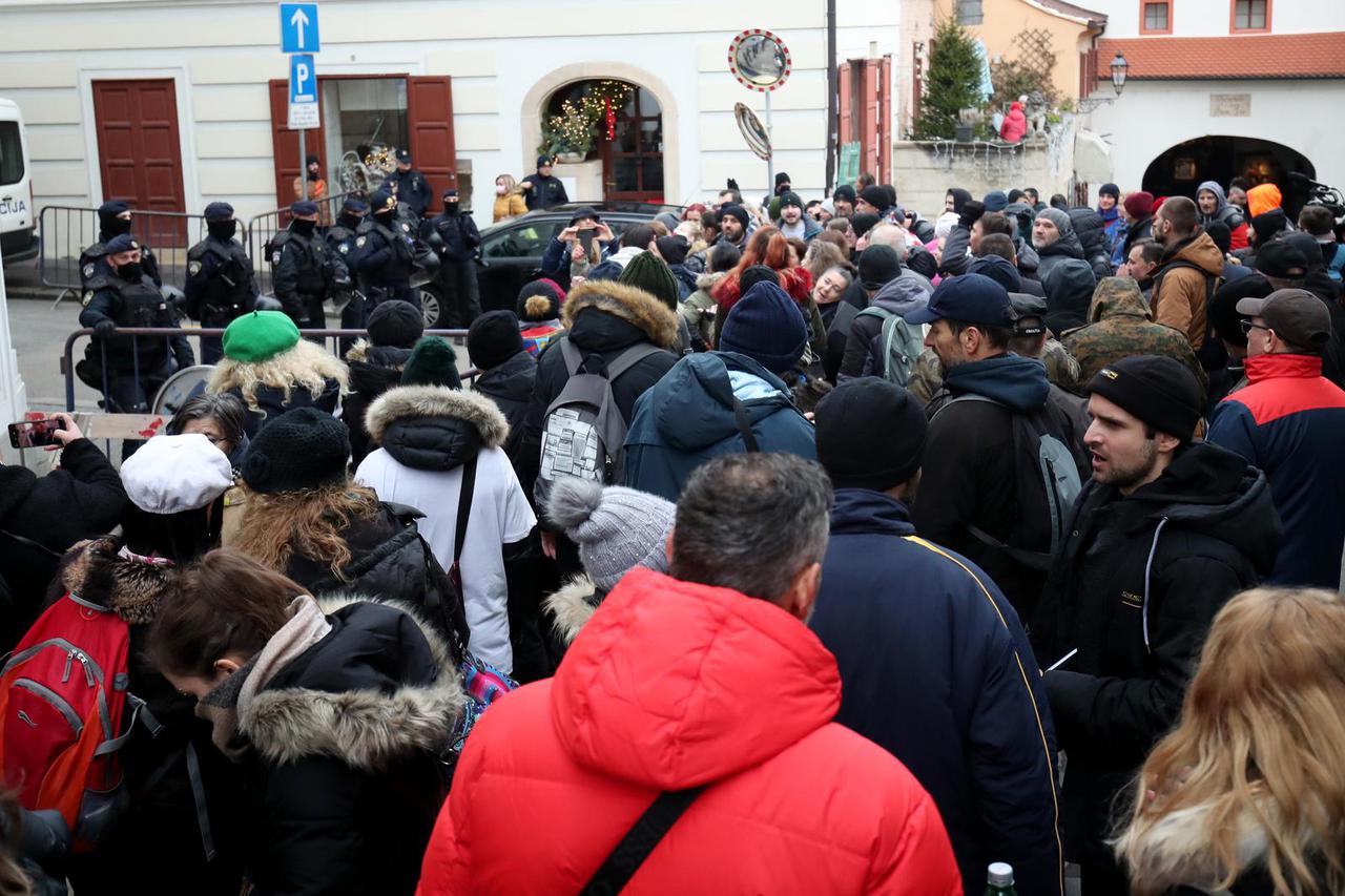 Prosvjednici svojim tijelima namjeravaju formirati bedem oko Markova trga, stigla je i policija