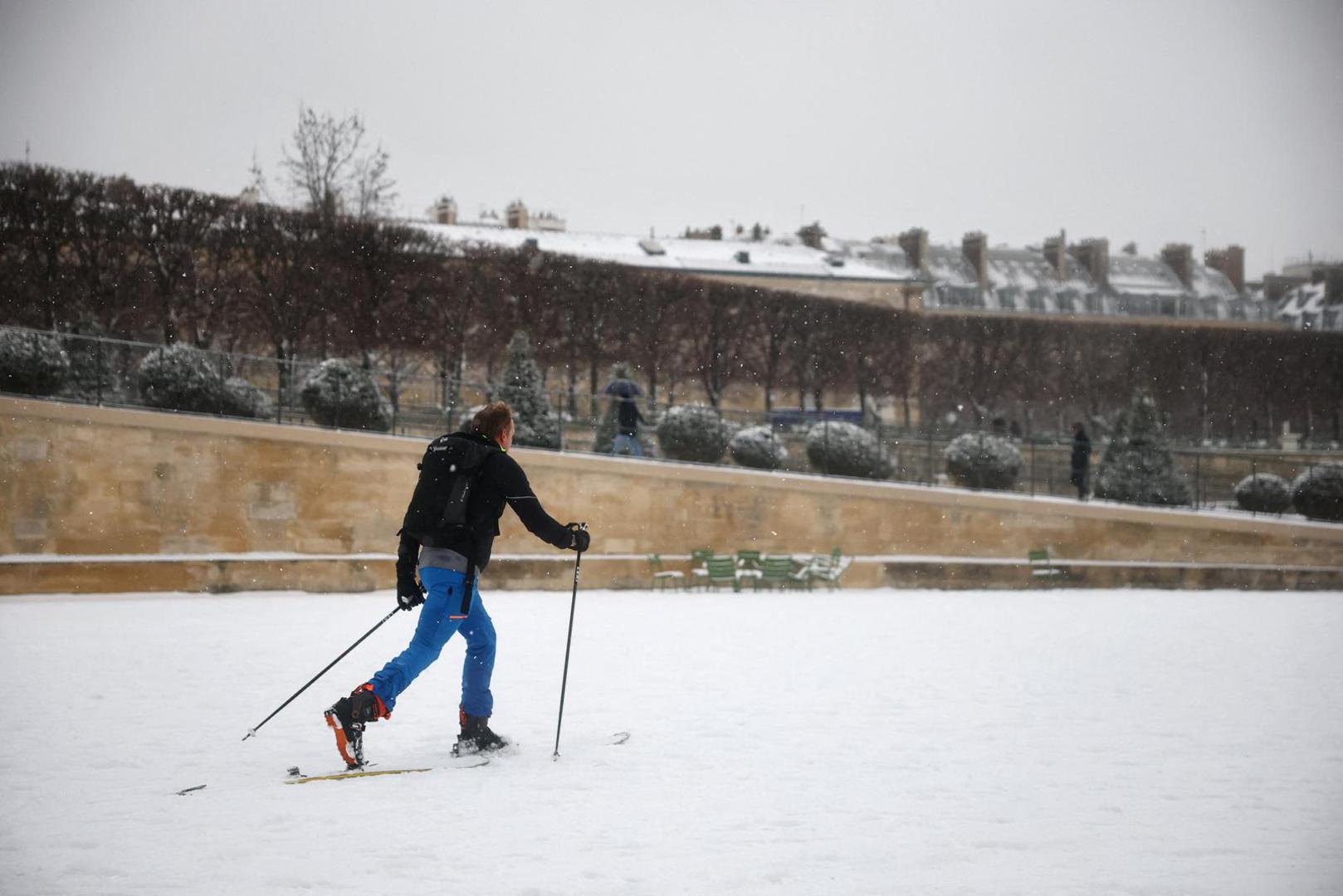 "Izvanredno je, nevjerojatno. Prekrasno je i uživamo u tome. Sreli smo puno turista i izgledaju tako sretni“, rekao je Pierre, Parižanin koji je izašao diviti se snježnom krajoliku, za Reuters. 

