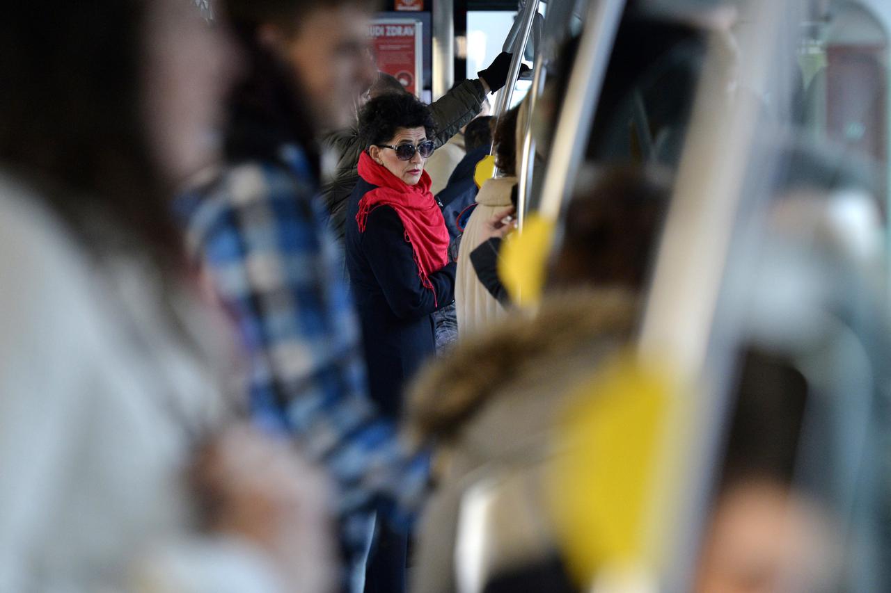 30.11.2015., Zagreb - Guzva u tramvajima 5 i 17. Guzve su tolike da gradjani s Jaruna i okolnih kvartova dolaze na Precko ne bi li uhvatili tramvaj do grada.  Photo: Marko Lukunic/PIXSELL