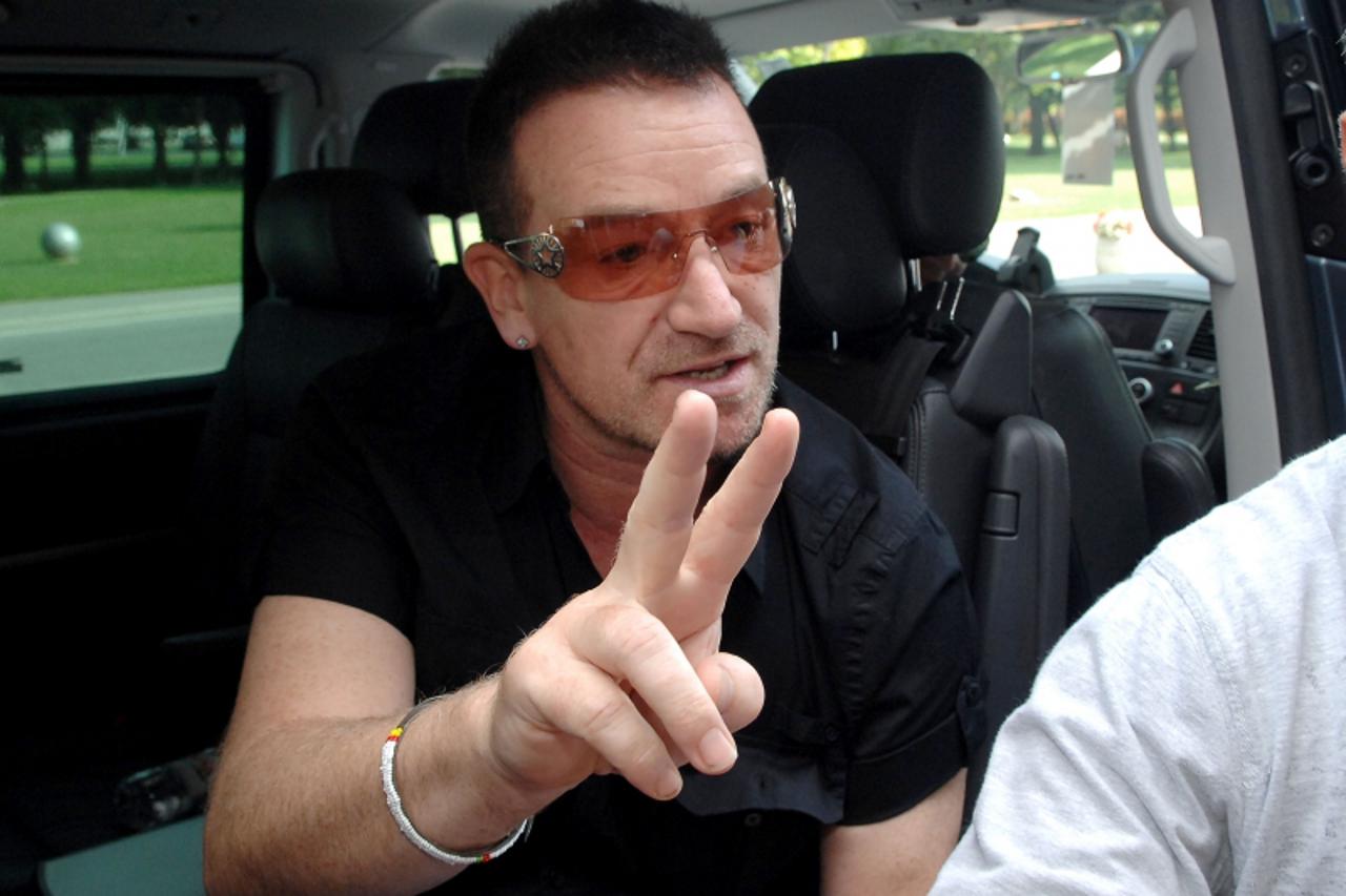 'kul . .zagreb. . . 09.08..2009. dolazak irske grupe na zagrebacki aerodrom oleso sa privatnim avionom dc9,nakon izlaska s piste ispred aerodromske zgrade bono vox je dijelio autograme fanovima Photo: