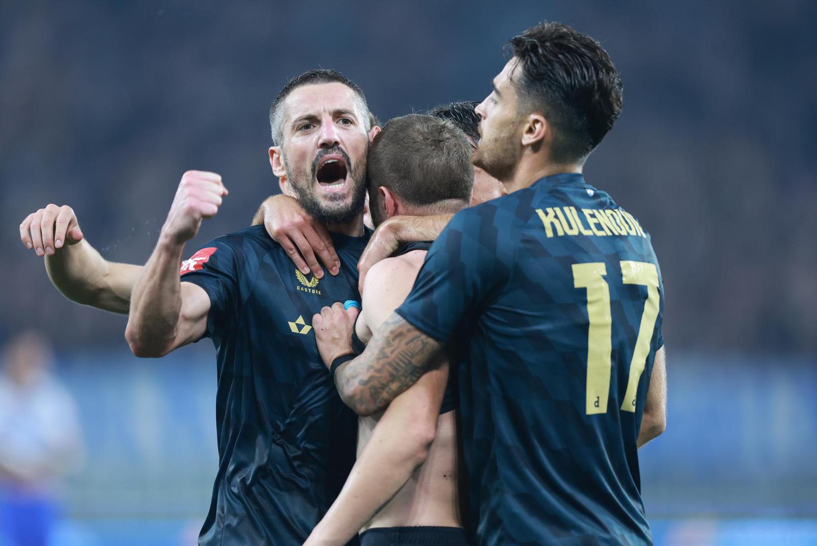 Međutim, problemi su rano krenuli, a europski poraz od Bayerna (9-2) dao je naslutiti da je nešto ozbiljno trulo u zagrebačkoj momčadi.