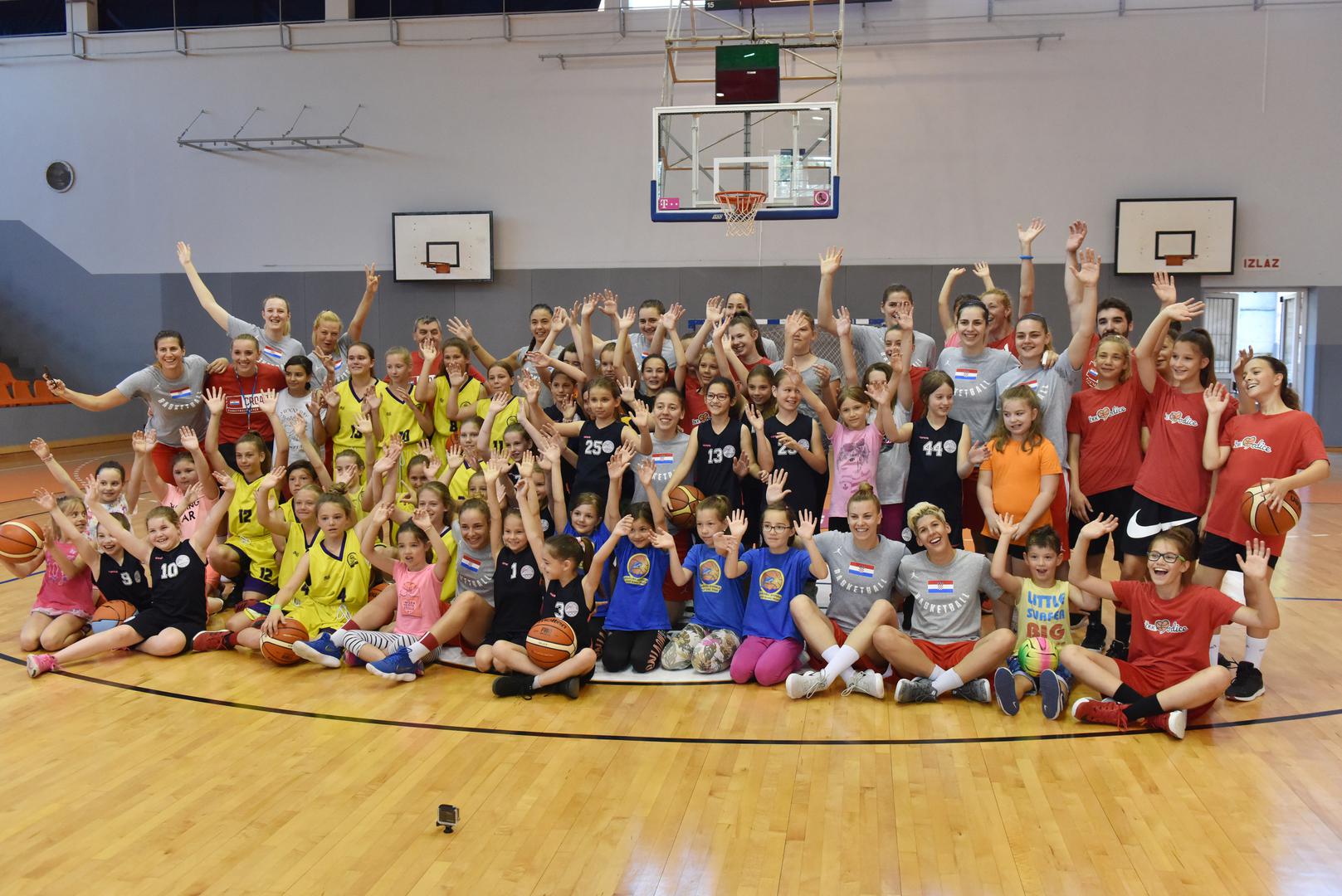 Na trening hrvatskih košarkašice stigle su i djevojčice iz svih klubova Šibensko-kninske županije, te su svi dobro zabavili... 