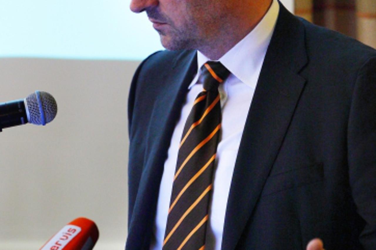 '11.02.2013., Zagreb - U hotelu Internacional, Centar za pracenje energetskog sektora i investicija predstavljao je projekte u sklopu otvorenih vrata CEI-a. Ministar gospodarstva Ivan Vrdoljak.  Photo