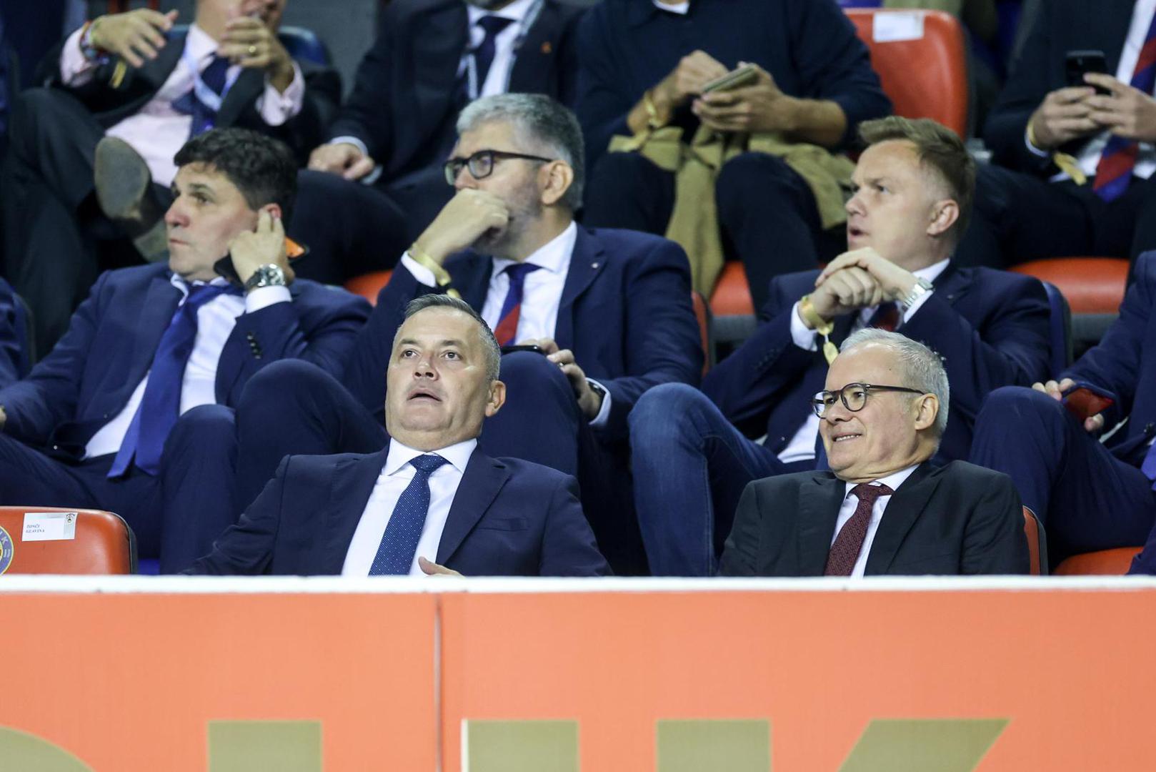 Popriličan broj poznatih lica stigao je na utakmicu Hrvatske i Španjolske. Na poljudskim tribinama nalaze se predsjednik HNS-a Kustić, zatim Asanović, Pletikosa, Mišković, ministar Glavina, Zoran Vulić...