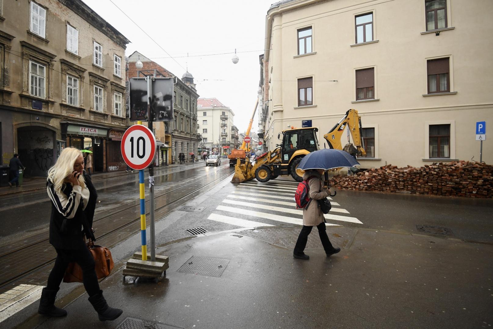23.01.2021., Zagreb - U Kacicevoj ulici radnici cekaju kamion kako bi odvezao hrpu cigli iz centra grada. 
Photo: Marko Lukunic/PIXSELL