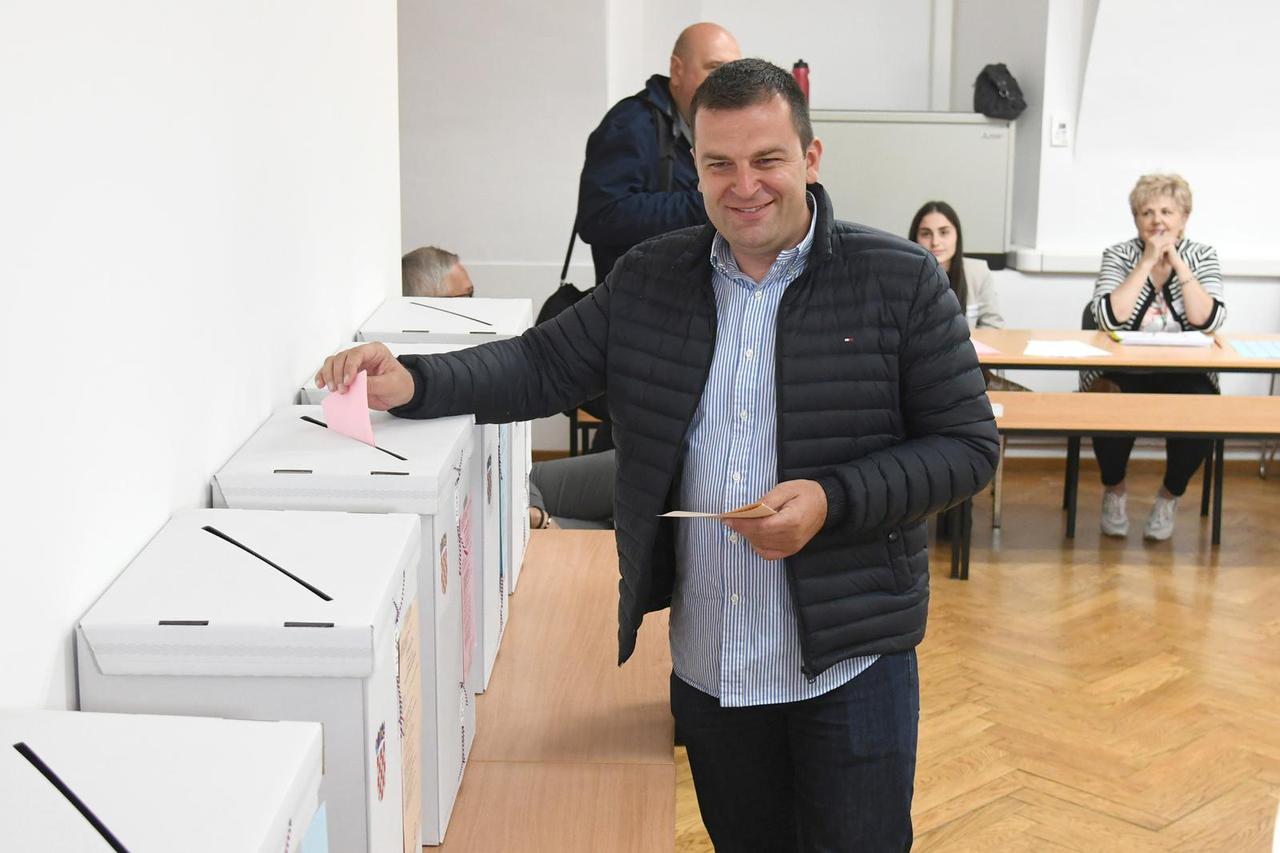 Bjelovar: Dario Hrebak glasovao na lokalnim izborima