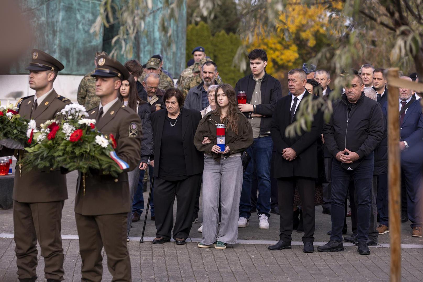 Obilježavanje se nastavlja misom zadušnicom u crkvi Gospe Fatimske u Borovu Naselju, nakon koje je na Trpinjskoj cesti predviđen komemorativni program "Heroj Trpinjske ceste". Program će završiti mimohodom do mjesta pogibije Blage Zadre.