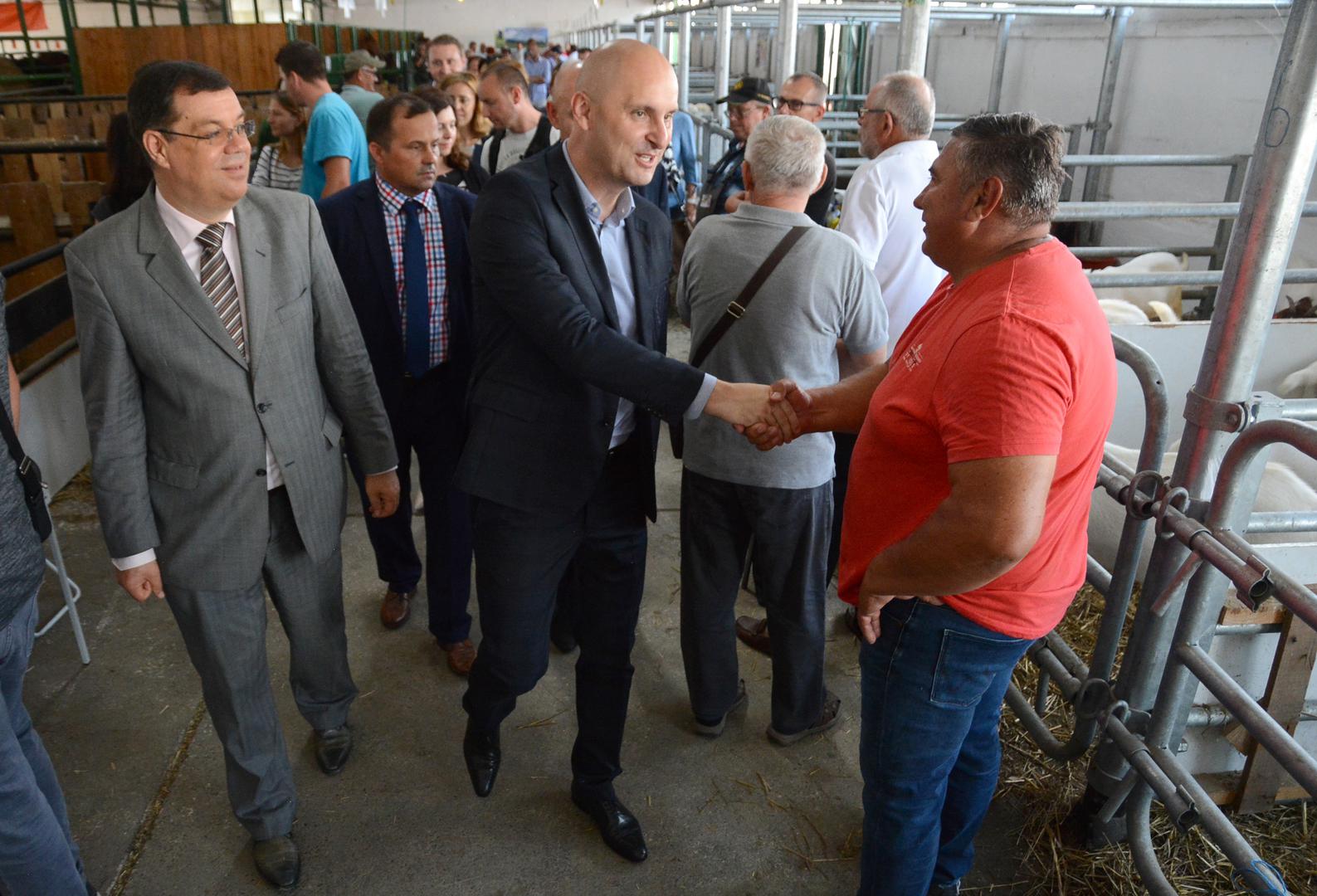 Hrvatske stočare koji su predstavili preko 500 kvalitetnih grla obišao je ministar poljoprivrede
Tomislav Tolušić, bjelovarsko-bilogoraski župan Damir Bajs i direktor Bjelovarskog sajma Davorin Posavac