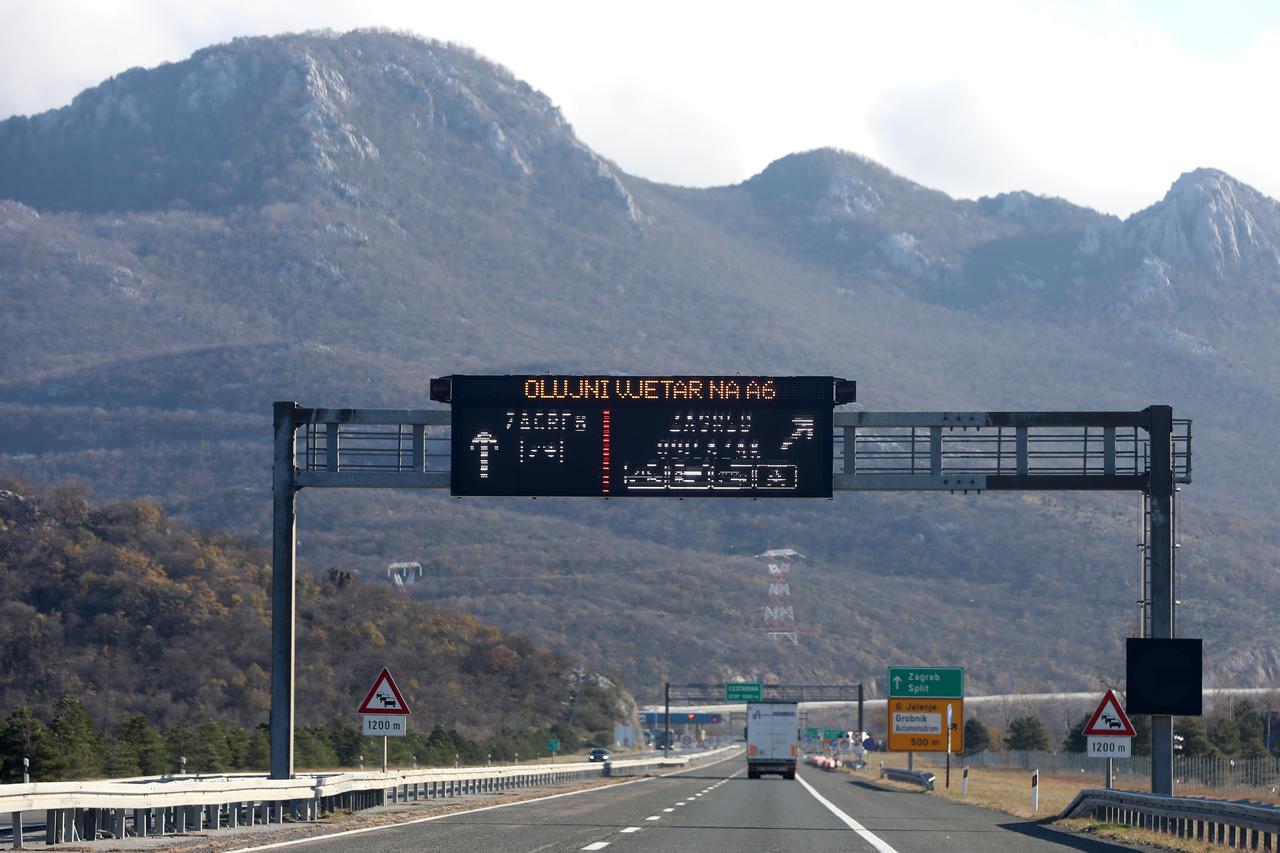 Rijeka: Olujni vjetar otežava promet na autocesti